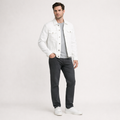 Weiße Herren-Jeansjacke im klassischen Trucker-Stil mit Metallknöpfen