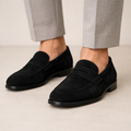 Herren Penny-Loafer aus schwarzem Wildleder mit schwarzer Ledersohle