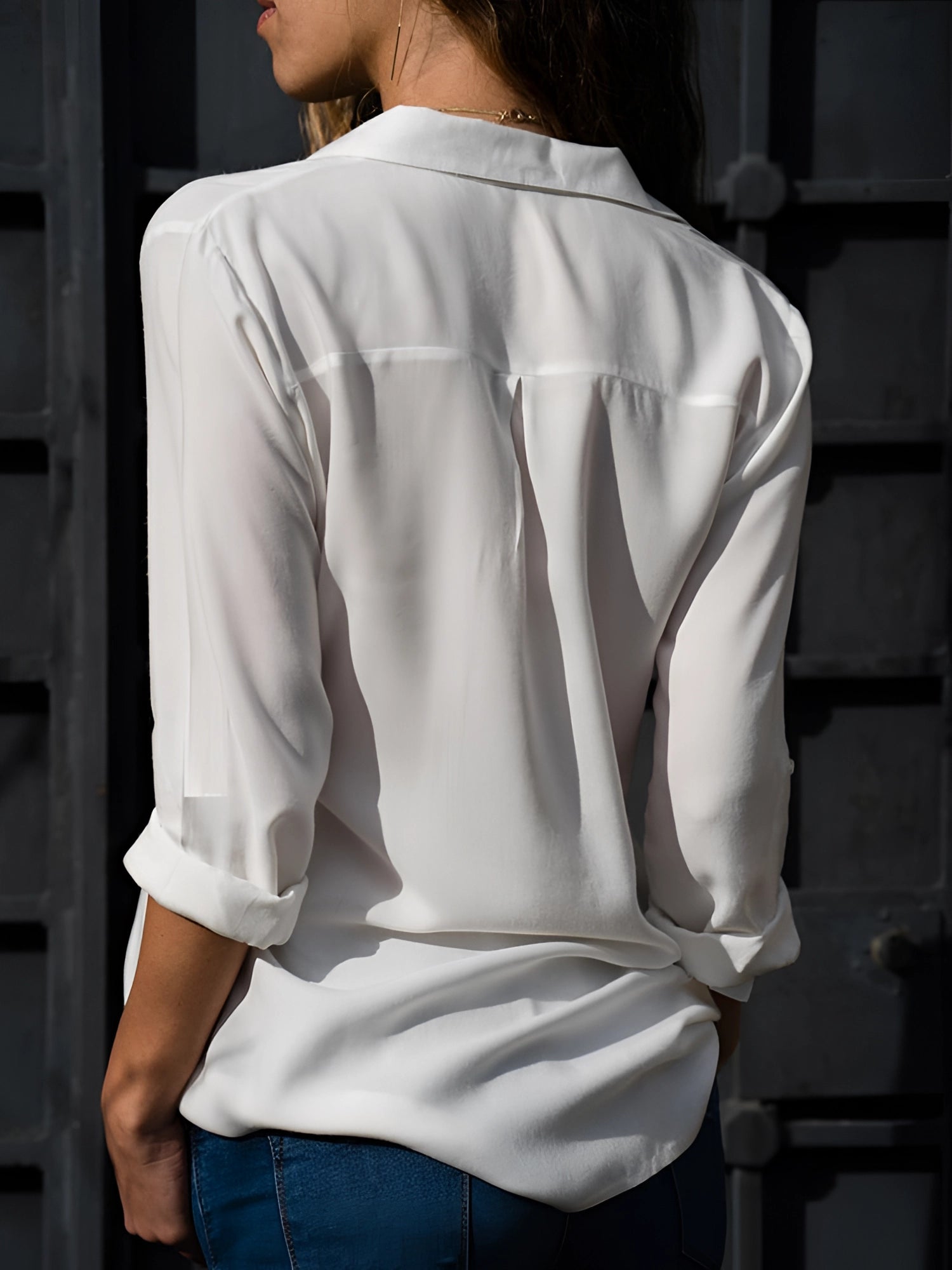 Emily – Fließende Seidenbluse mit V-Ausschnitt - Image 9
